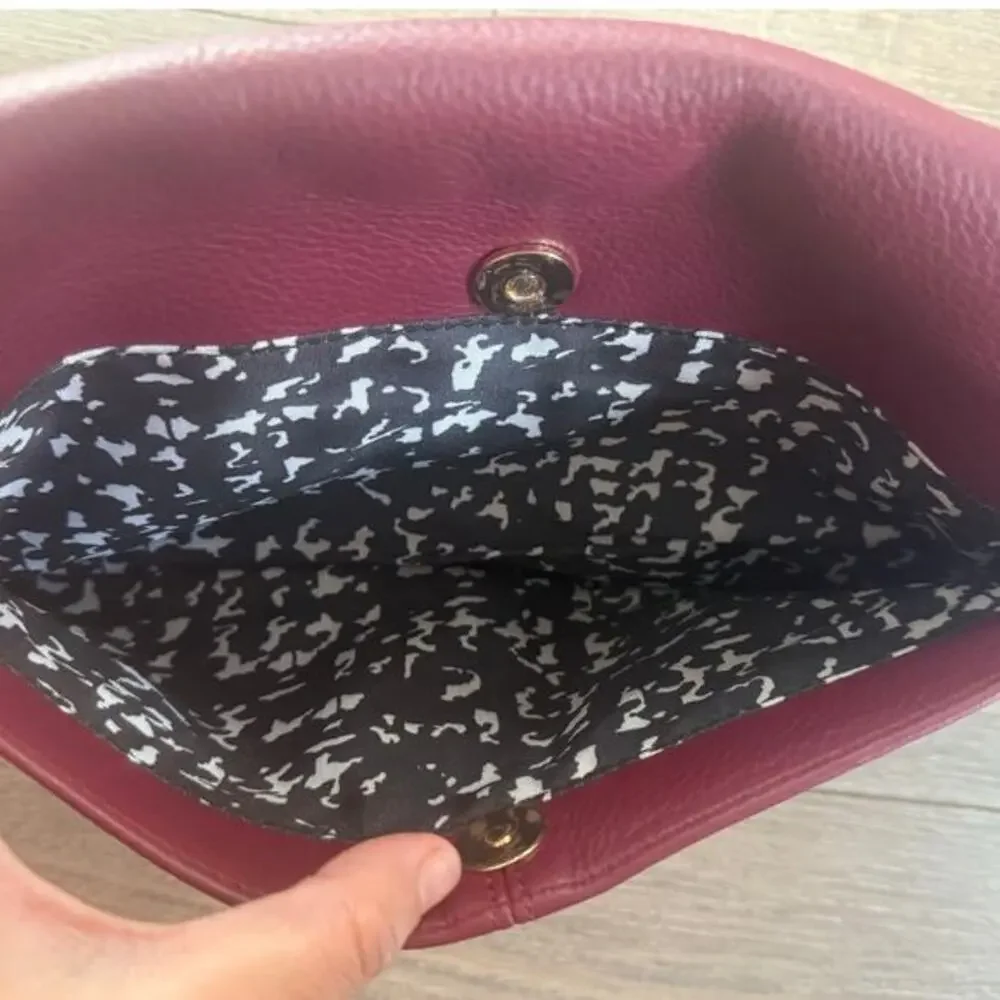 Guess Ladies Handbag Satchel Tote Bag‎ Wine Modern Simplicity
